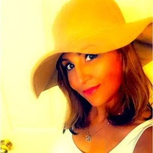 Meet your Posher, Hilary